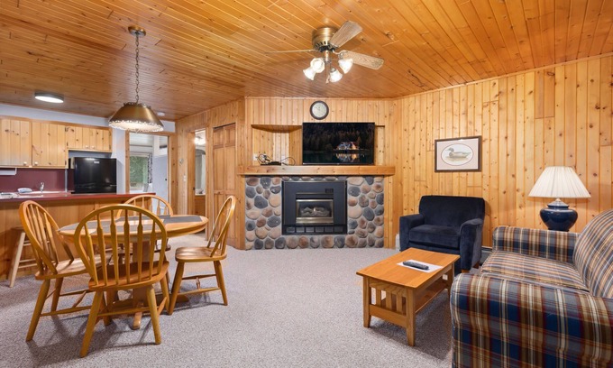 Breezy Point Condo | Cozy 1BR Condo w/Balcony & Fireplace