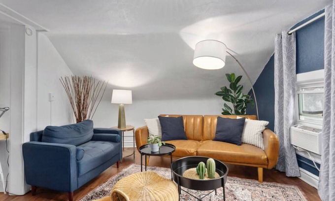 Southmoreland Apartment | Cozy 1BR in Historic Triplex 11