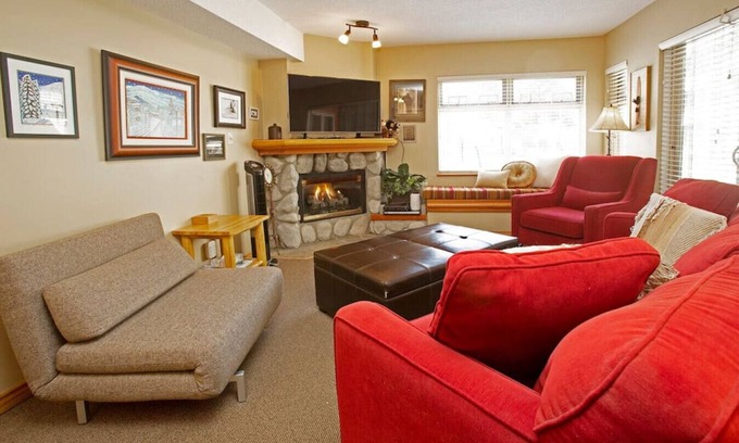 Whistler Creekside Apartment | Cozy 1BR: Sleeps 4,Pool,Hot Tub,BBQ,Free Parking & Near Valley Trail!