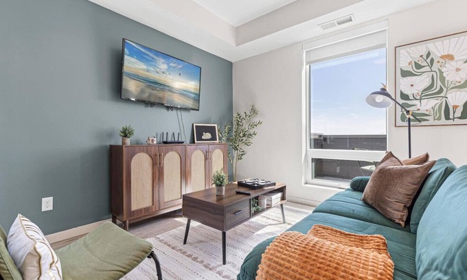 Lyn-Lake Apartment | Cozy 1BR Uptown | Fitness Center, Rooftop Lounge