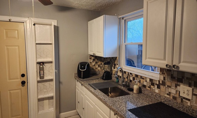 Detroit House | Cozy 2 B/R sleeps 5, 10 minutes from downtown and 20 minutes from DTW airport.