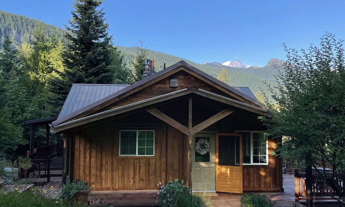 Ashford Cabin | Cozy 2-bdrm dogs-welcome cabin w/hot tub in private riverfront setting