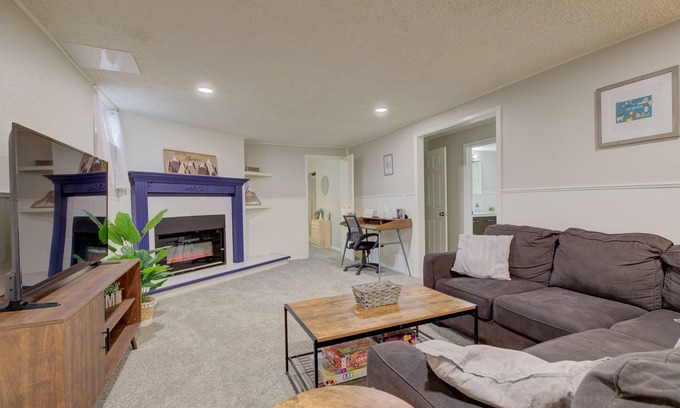 South Westminster House | ꧁ Cozy, 2 bed & 1 bath Lower Level Suite ꧂