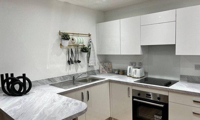 West Thurrock Apartment | Cozy 2-Bed Apartment in Grays