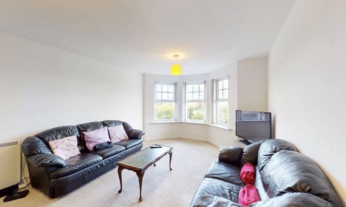 Ealing Common Apartment | Cozy 2 Bed Apartment with Free Parking & Lift - 3 min to Station