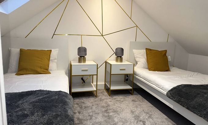 Mayfield House | Cozy 2 bed home in Ilford- Groups Welcome!