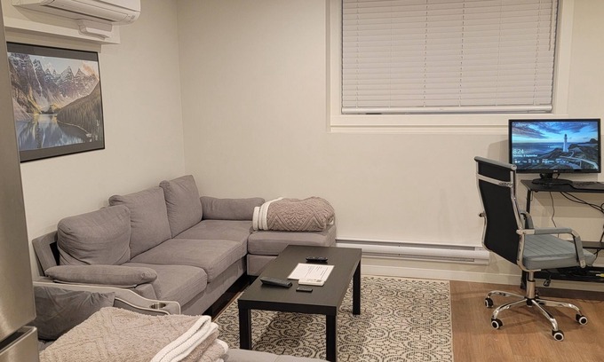 Calgary House | COZY 2-BEDROOM, 1 BATH SUITE WITH AC CLOSE TO CALGARY AIRPORT (YYC) - SLEEPS 6