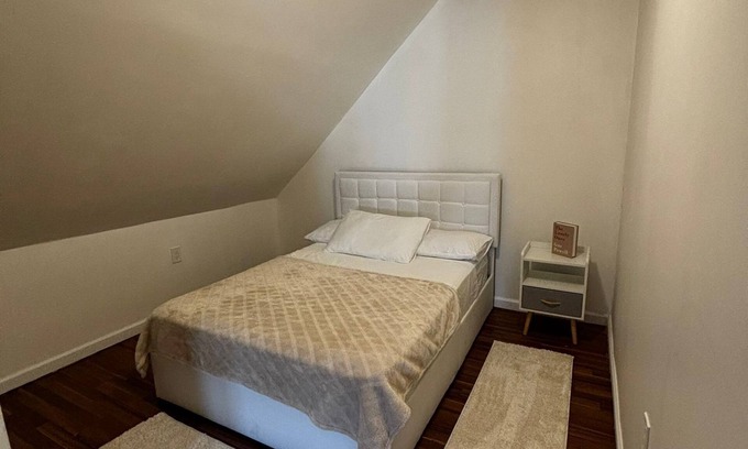 Elizabeth Apartment | Cozy 2-bedroom apartment in lovely Elizabeth with AC, WiFi