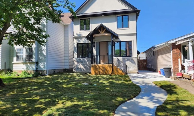 Windsor Apartment | Cozy 2-bedroom apartment in peaceful dowtown Windsor