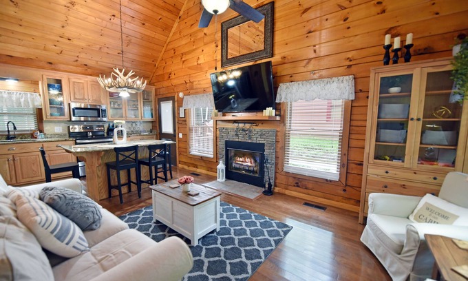 Blairsville Cabin | Cozy 2-bedroom cabin with hot tub & quaint view of horse farm