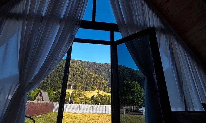 Likani Ski Chalet | Cozy 2-bedroom chalet in wonderful Tba with AC
