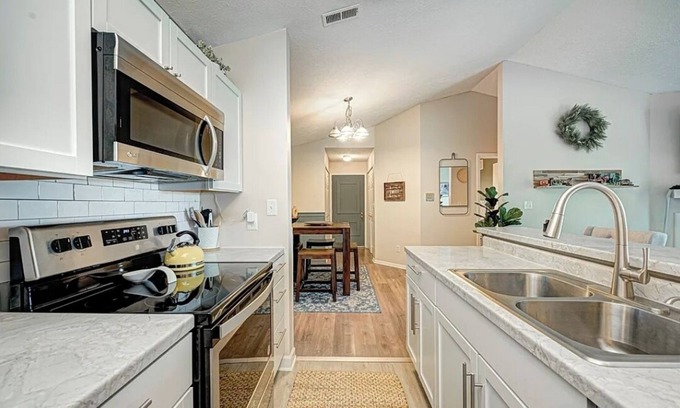 Pike Condo | Cozy 2-bedroom condo with AC, WiFi in charming Eagle Creek area Indianapolis.