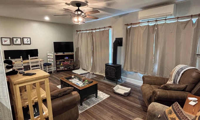 Campton Condo | Cozy 2-bedroom condo in Campton, NH with AC, WiFi