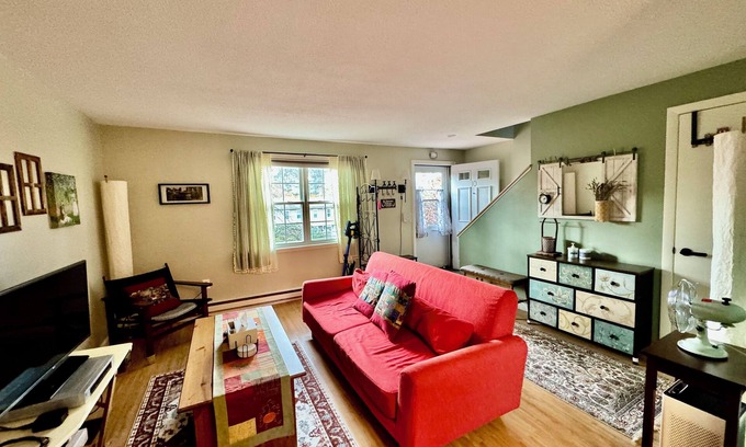 South Amherst Condo | Cozy 2-bedroom condo near town of Amherst, UMASS, Amherst and Hampshire College