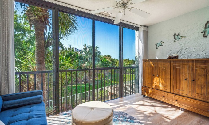 Siesta Key Condo | Cozy 2-bedroom condo on charming Cresent Beach in Siesta Key with WiFi and more.