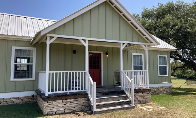 Round Top House | Cozy 2 Bedroom Cottage - 3/4 Mile to Round Top Center!