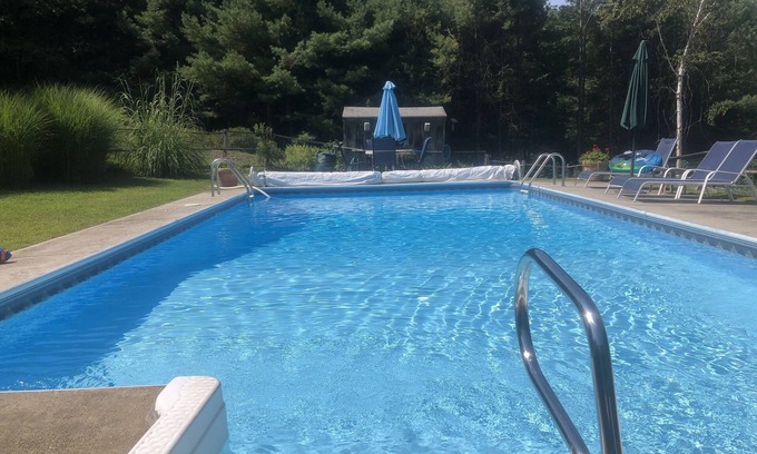 Woodstock Cottage | Cozy 2 bedroom cottage in Woodstock heated pool, mountain views,bbq,swim πββοΈ hike