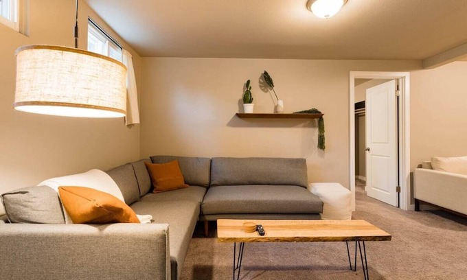 Highline House | Cozy 2 Bedroom Guest Suite - Seattle Launchpad