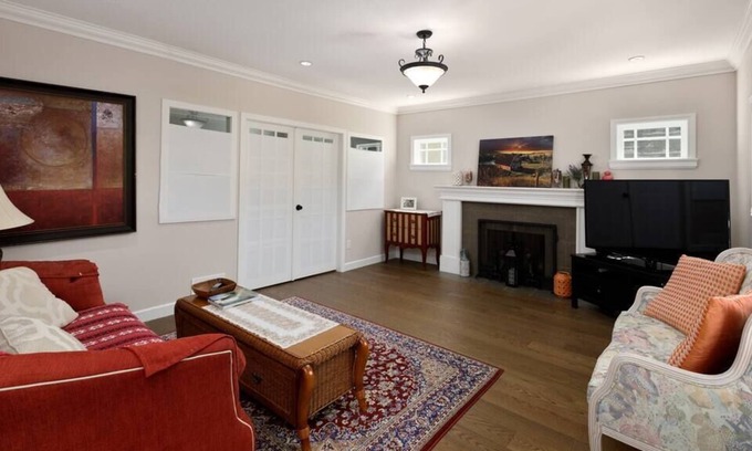 Dunbar House | Cozy 2 bedroom home in Vancouver ！
