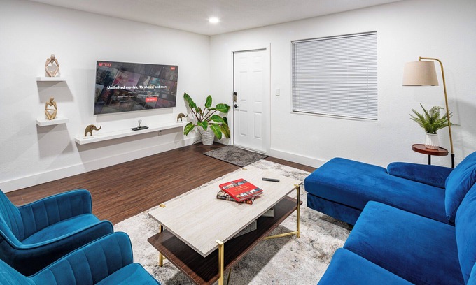North Miami House | Cozy 2-bedroom house in charming Miami with WiFi, AC