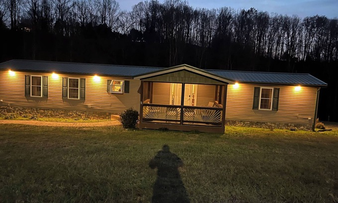 Moneta House | Cozy 2-bedroom house in nice Moneta with WiFi, AC, privacy and convenience.