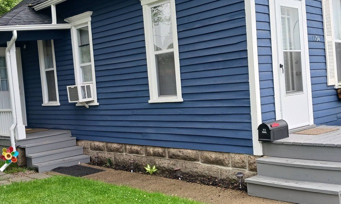 Port Huron House | Cozy 2-bedroom house in Port Huron near Blue Water Bridge. WiFi and satellite TV