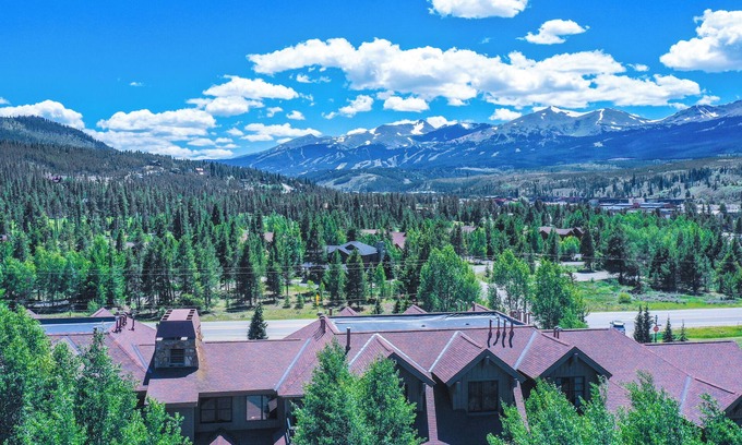 The Highlands Cabin | Cozy 2-bedroom lodge in lovely Breckenridge with WiFi, sauna, and fitness room