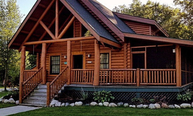 Moorestown Cabin | Cozy 2-bedroom lodge near Higgins Lake with WiFi, AC