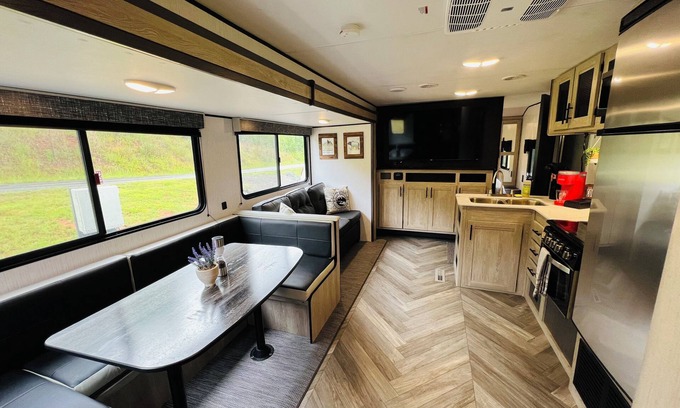 Southside House | Cozy 2-bedroom RV with AC, WiFi in lovely Jacksonville