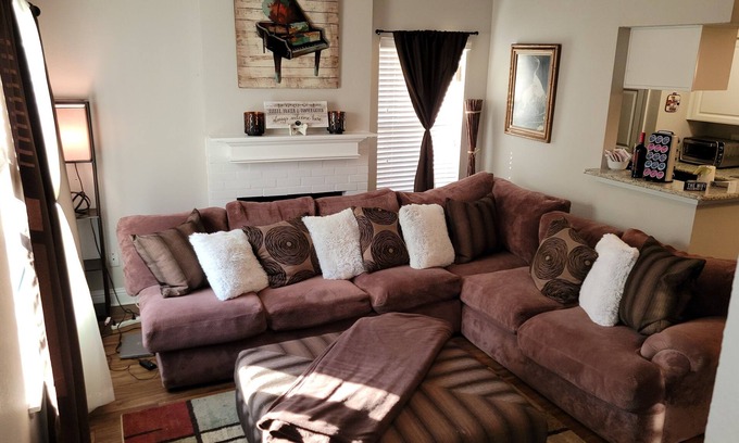 Addison Apartment | Cozy 2 Bedroom Townhome in Addison