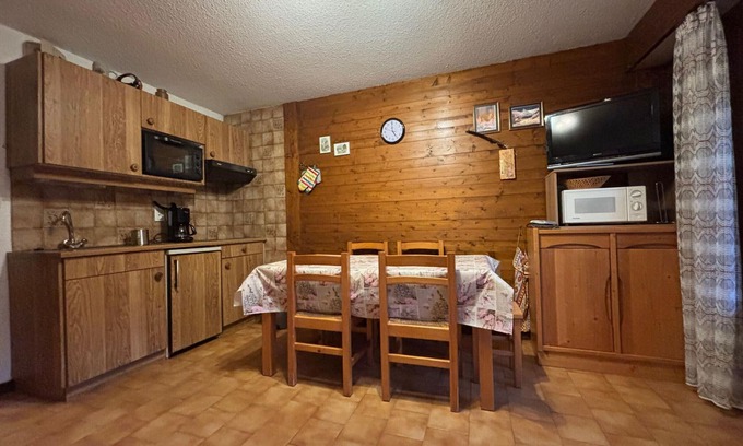 La Chapelle-d'Abondance Apartment | Cozy 2-Room Apartment near Ski Slopes with South-Facing Balcony and Parking.