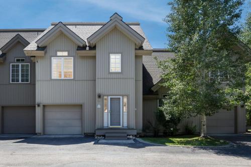 Driggs House | Cozy 2 level townhome with scenic views,
