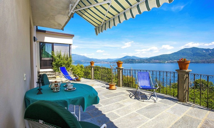 Gonte Apartment | Cozy 2½-room apartment with terrace and fantastic view of the lake