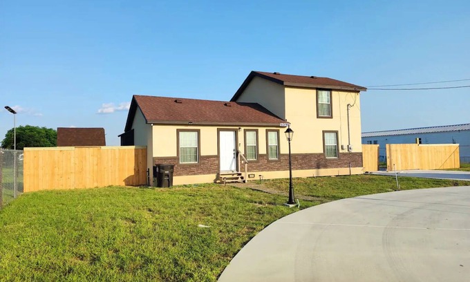 Monte Alto House | Cozy 2BD + 2BA house in Edinburg with Wi-Fi and AC