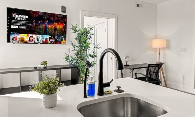 Olde Richmond Apartment | Cozy 2BD Apt | Fishtown | Gym & Pool
