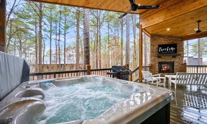 Pickens Cabin | Cozy 2BD Cabin | Hot Tub | Fire Pit | Arcade Table
