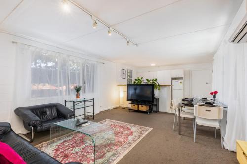 Yarralumla House | Cozy 2Bed& 1Bath Guest Suite surrounded by garden near Lake with Free parking and Wi-Fi