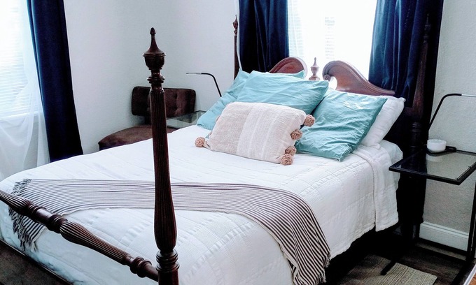 Brentwood House | Cozy 2BR/1BA near Beaches, Downtown, and Jacksonville Zoo (discounts available)