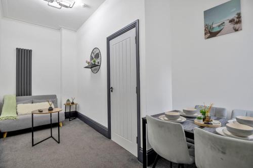 Moseley Apartment | Cozy 2BR Apartment - Free Parking - Equipped Kitchen