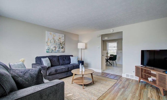 North Canton Apartment | Cozy 2BR | Central North Canton w/Garage
