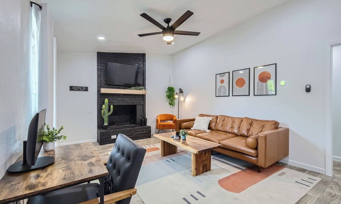 Georgian Acres House | Cozy 2BR Duplex in North Austin Furnished & Pet Friendly