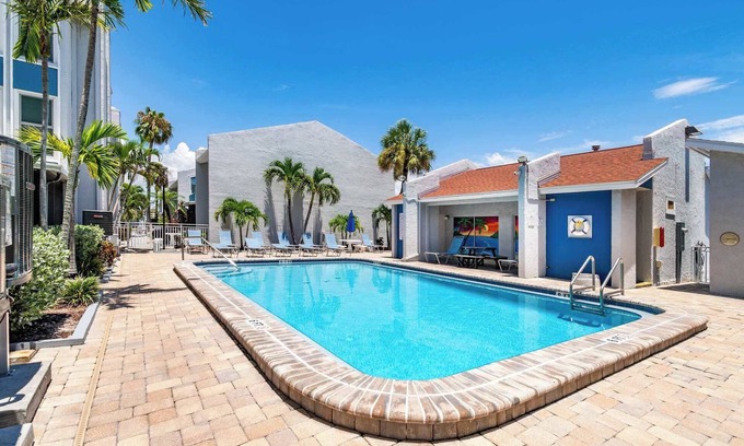 Madeira Beach House | Cozy 2BR Madeira Home near Beach with Pool & Gym