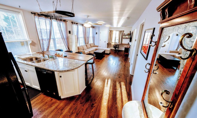 Arlington House | Cozy 2BR Retreat Free Parking & BBQ Pet is ok 10 minutes to downtown DC!