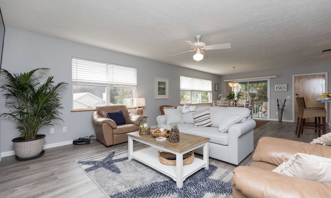 Coquina Gables Apartment | Cozy, 2nd floor apt 5 min walk to bch. PET friendly. FREE bottle of PROSECCO