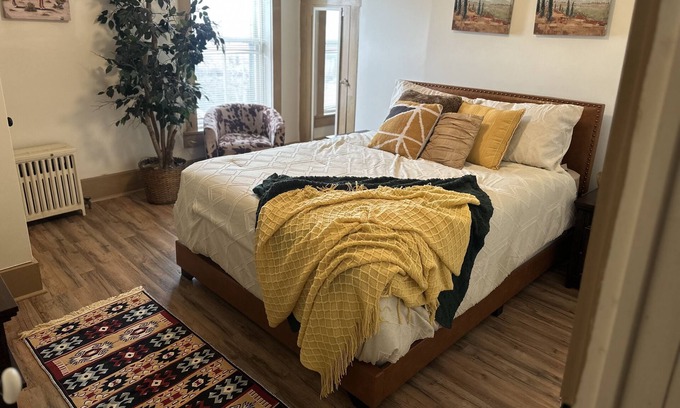 Middleburg Apartment | Cozy 2nd floor brick apartment. Walking distance -Charles Park, pond & dog park