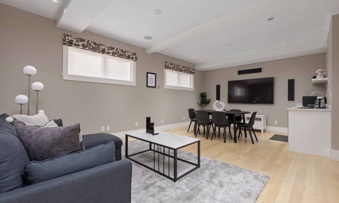 Lower Lonsdale Apartment | Cozy 3 BDRM Spacious Suite near Lonsdale Quay