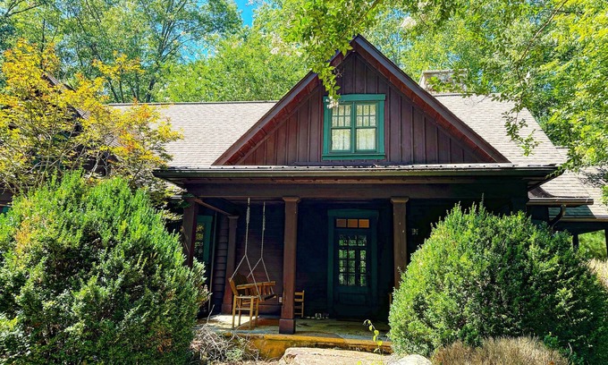 Clifftops House | Cozy 3 bed - 2.5 bath meticulously appointed in the woods of Clifftops