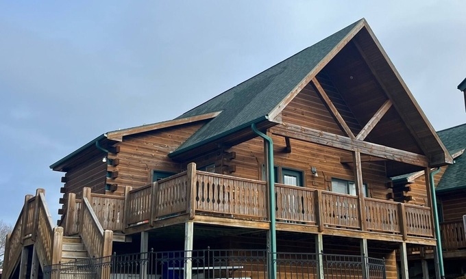 Warrens Cabin | Cozy 3 Bed 2 Bath Cabin located next to Three Bears Resort in Warrens Wisconsin
