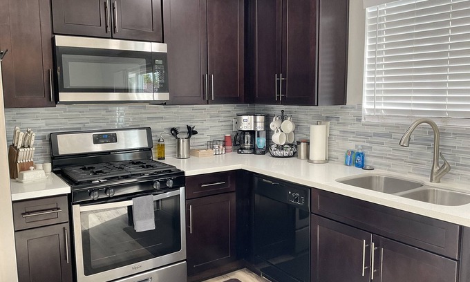 Blythe House | Cozy 3 bed 2 bath home, newly updated, Garage, Wifi