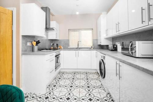 Oldbury House | Cozy 3-bed house ideal for families and contractors with Netflix 7 miles for Birmingham City Centre